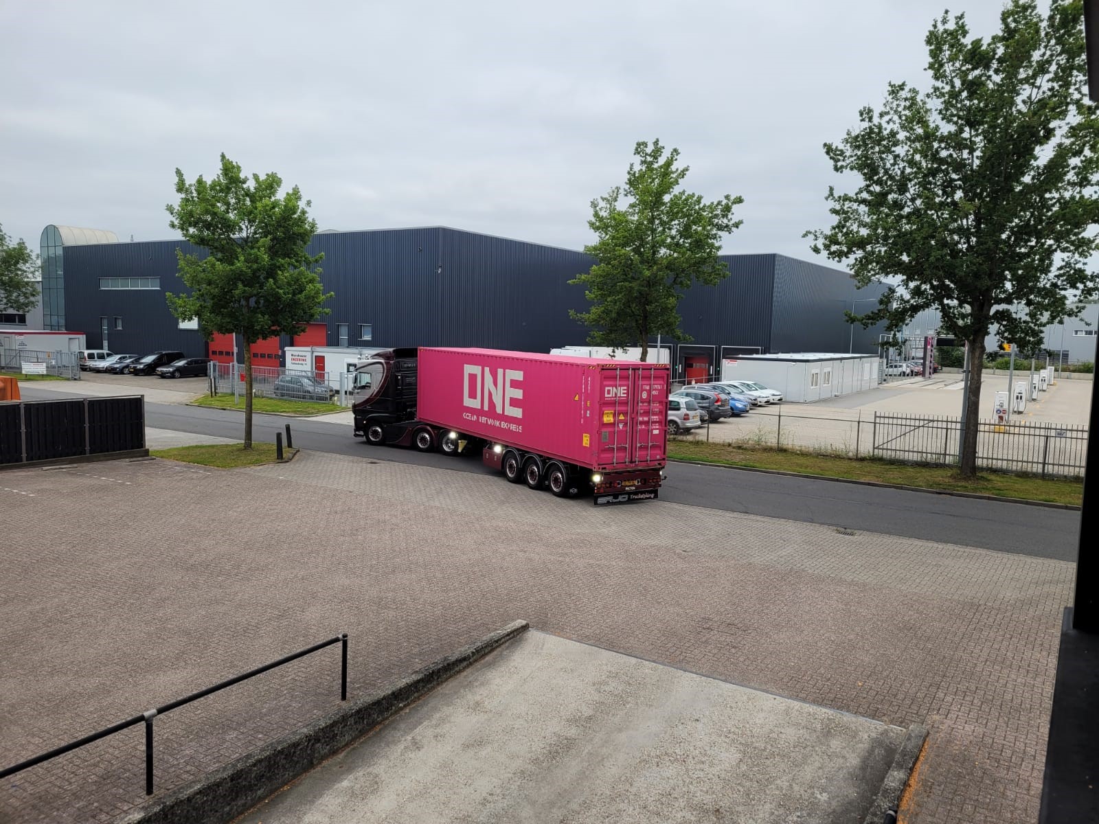 HQ40 ft zeecontainer komt aan bij magazijn in Vaassen